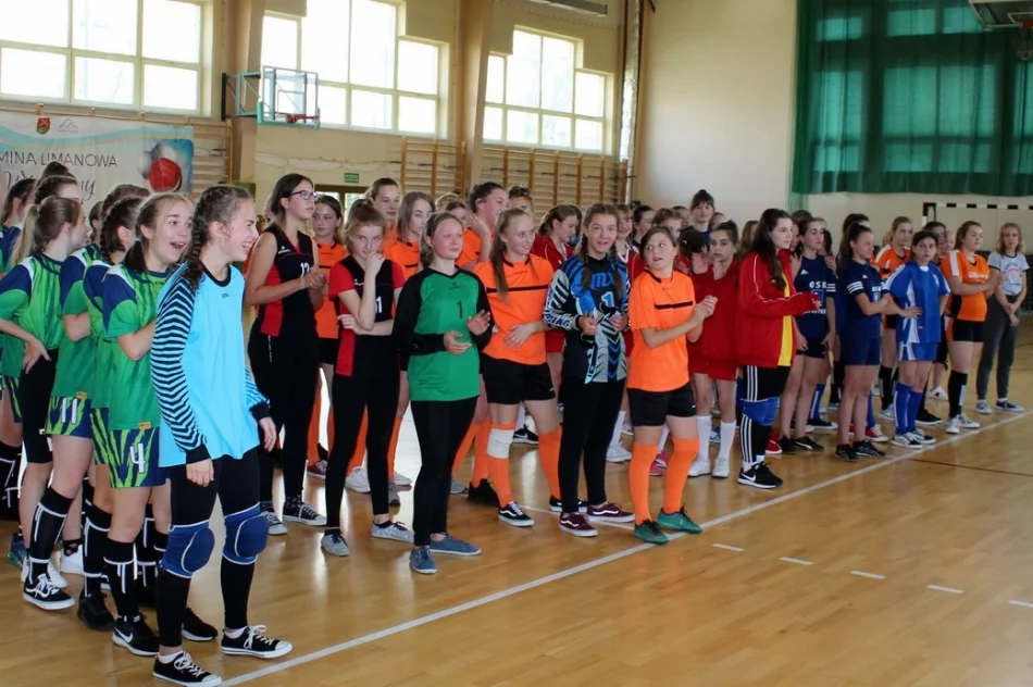 8 drużyn walczyło o tytuł Mistrza Gminy w Piłce Halowej Dziewcząt - zdjęcie 20