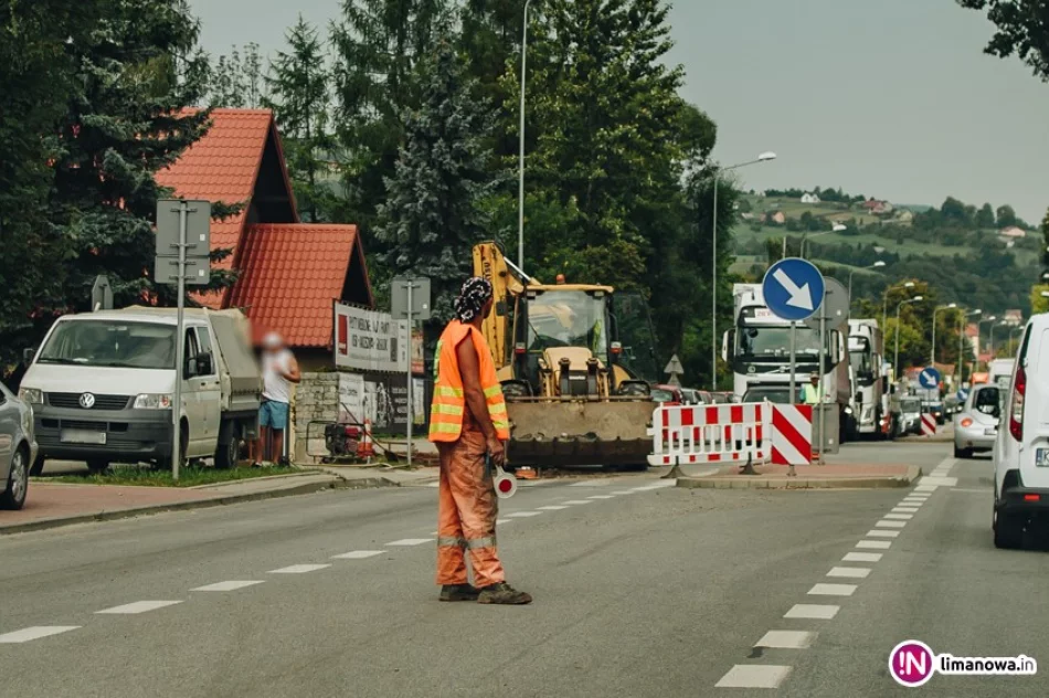 Ruch wahadłowy na 'krajówce', drogowcy kolejny raz naprawiają studzienkę - zdjęcie 2