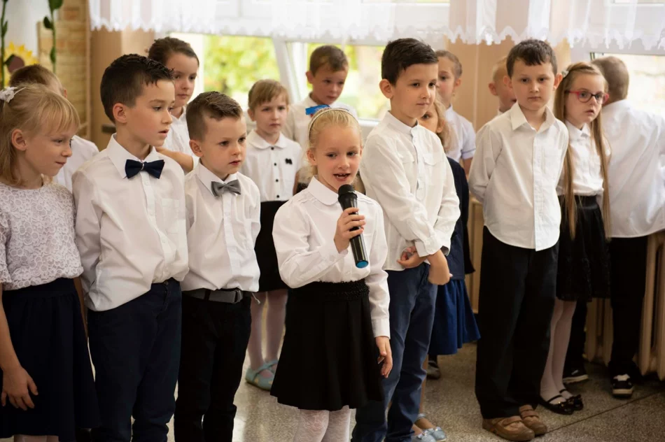 „Wczoraj przedszkolaki – dzisiaj pierwszaki”- ślubowanie uczniów klas pierwszych w SP w Pasierbcu - zdjęcie 3