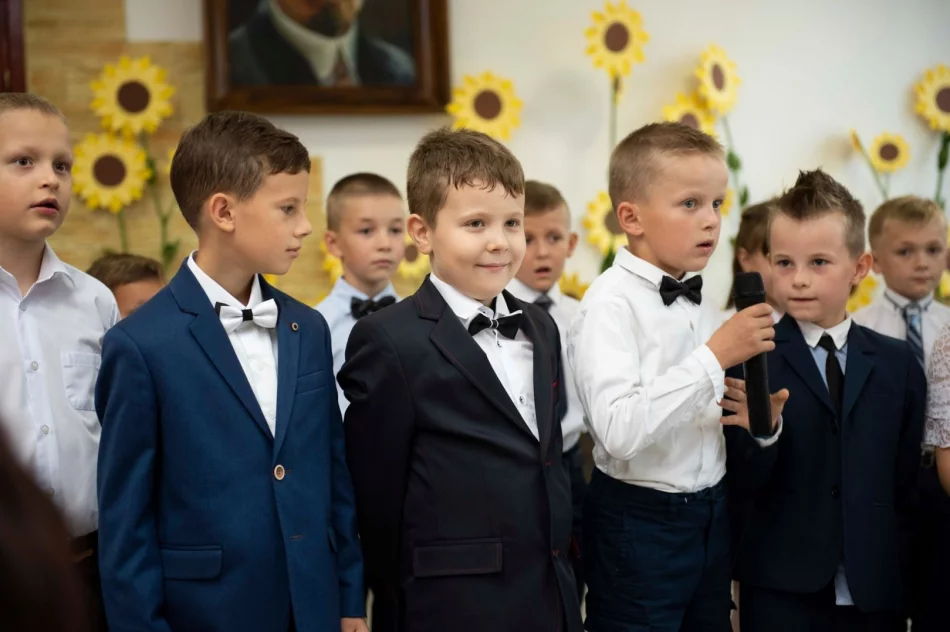 „Wczoraj przedszkolaki – dzisiaj pierwszaki”- ślubowanie uczniów klas pierwszych w SP w Pasierbcu - zdjęcie 4