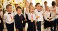 „Wczoraj przedszkolaki – dzisiaj pierwszaki”- ślubowanie uczniów klas pierwszych w SP w Pasierbcu - zdjęcie 5