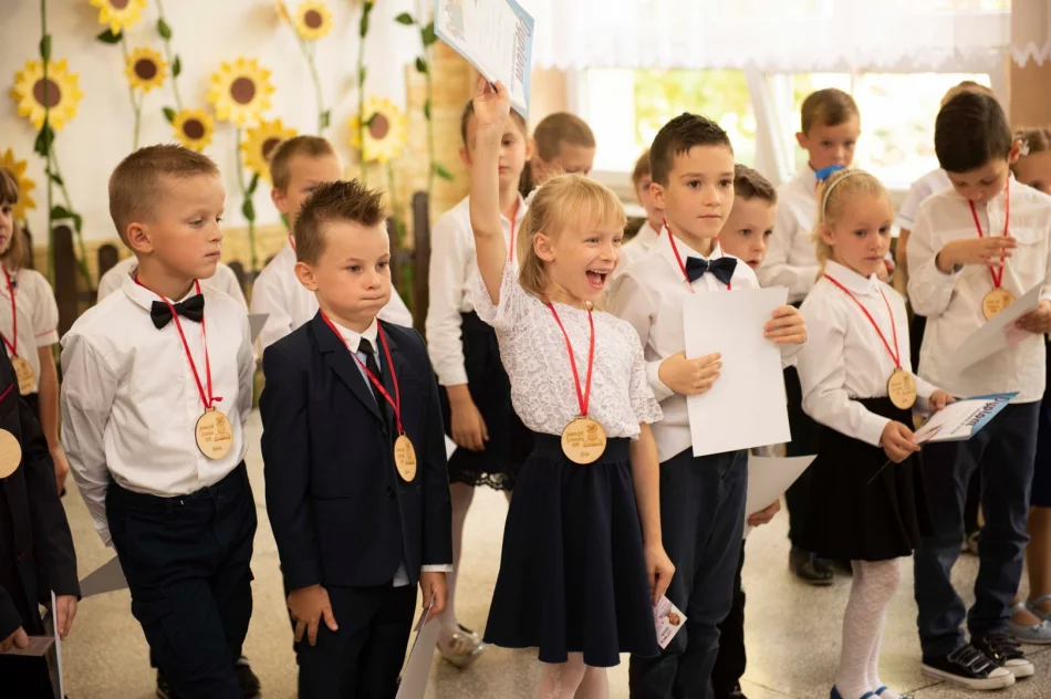 „Wczoraj przedszkolaki – dzisiaj pierwszaki”- ślubowanie uczniów klas pierwszych w SP w Pasierbcu - zdjęcie 5