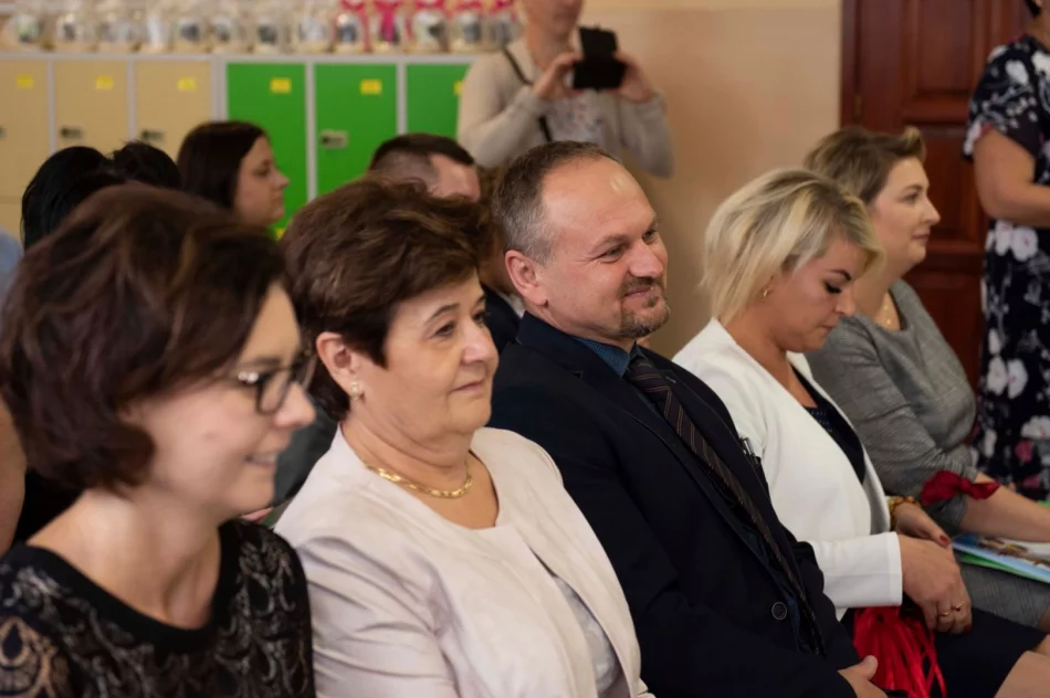 „Wczoraj przedszkolaki – dzisiaj pierwszaki”- ślubowanie uczniów klas pierwszych w SP w Pasierbcu - zdjęcie 6