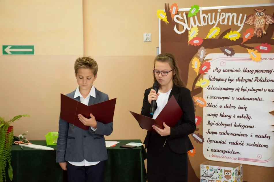 „Wczoraj przedszkolaki – dzisiaj pierwszaki”- ślubowanie uczniów klas pierwszych w SP w Pasierbcu - zdjęcie 7
