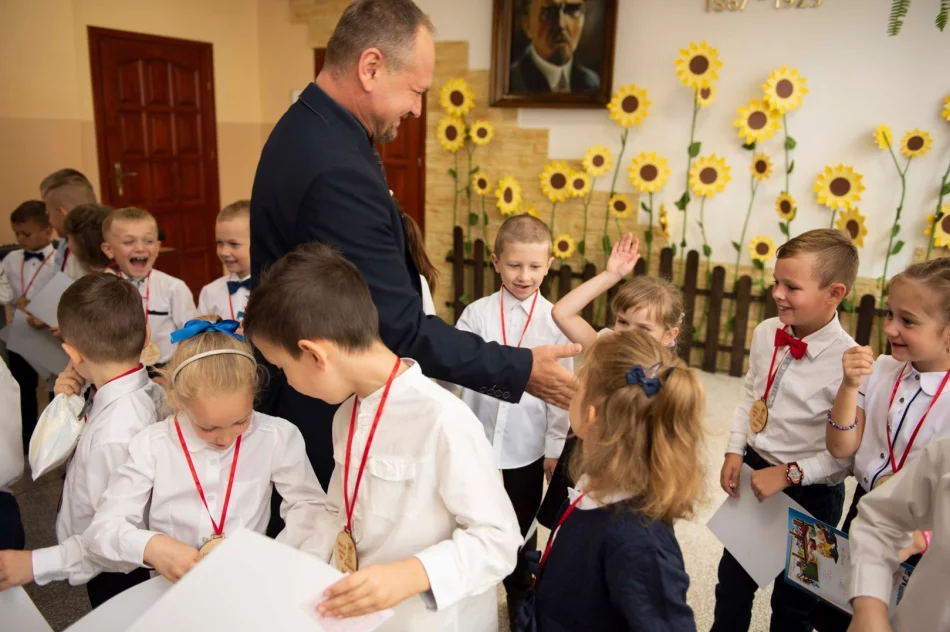 „Wczoraj przedszkolaki – dzisiaj pierwszaki”- ślubowanie uczniów klas pierwszych w SP w Pasierbcu - zdjęcie 8