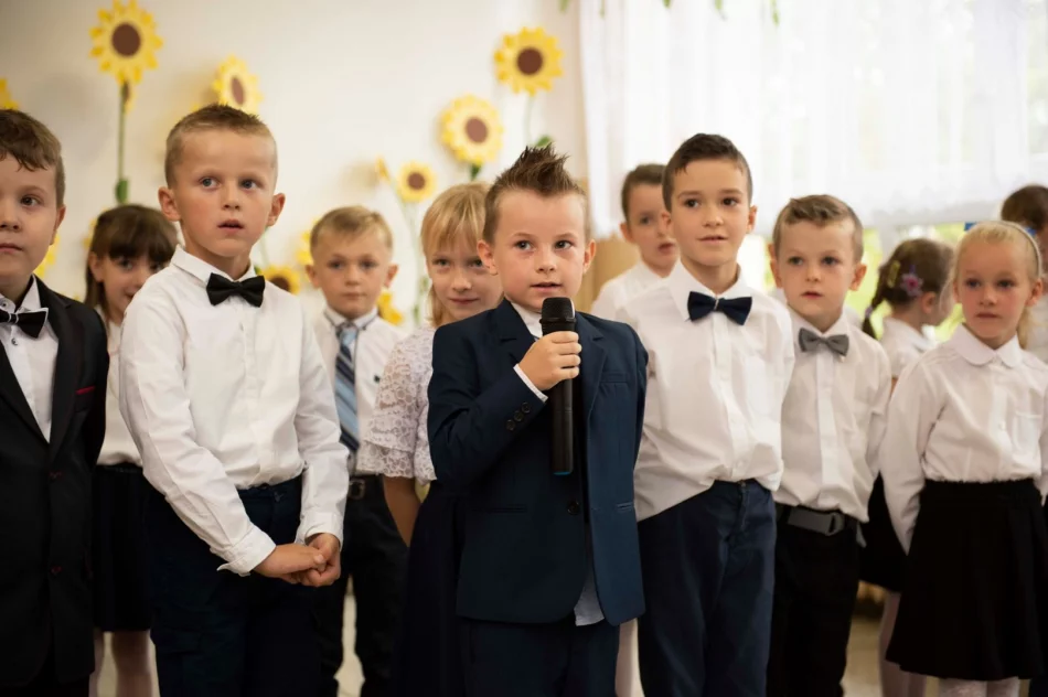 „Wczoraj przedszkolaki – dzisiaj pierwszaki”- ślubowanie uczniów klas pierwszych w SP w Pasierbcu - zdjęcie 9