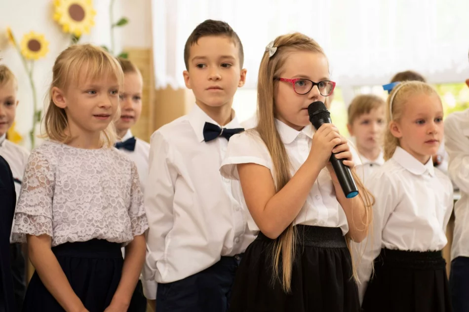 „Wczoraj przedszkolaki – dzisiaj pierwszaki”- ślubowanie uczniów klas pierwszych w SP w Pasierbcu - zdjęcie 10