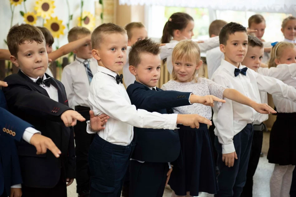 „Wczoraj przedszkolaki – dzisiaj pierwszaki”- ślubowanie uczniów klas pierwszych w SP w Pasierbcu - zdjęcie 11