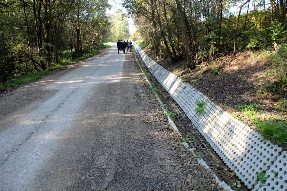 Kolejne drogi gminne po przebudowie odebrane - zdjęcie 17