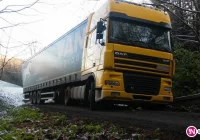 TIR utknął i zablokował drogę. Kierowcę do Łodzi drogami osiedlowymi prowadził GPS - zdjęcie główne