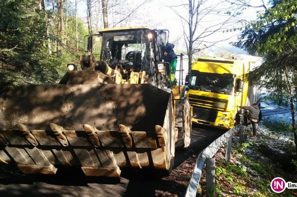 TIR utknął i zablokował drogę. Kierowcę do Łodzi drogami osiedlowymi prowadził GPS - zdjęcie 2