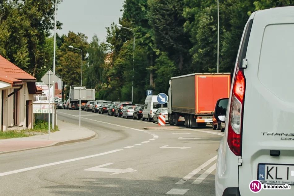 Ruch wahadłowy na 'krajówce', drogowcy kolejny raz naprawiają studzienkę - zdjęcie 3