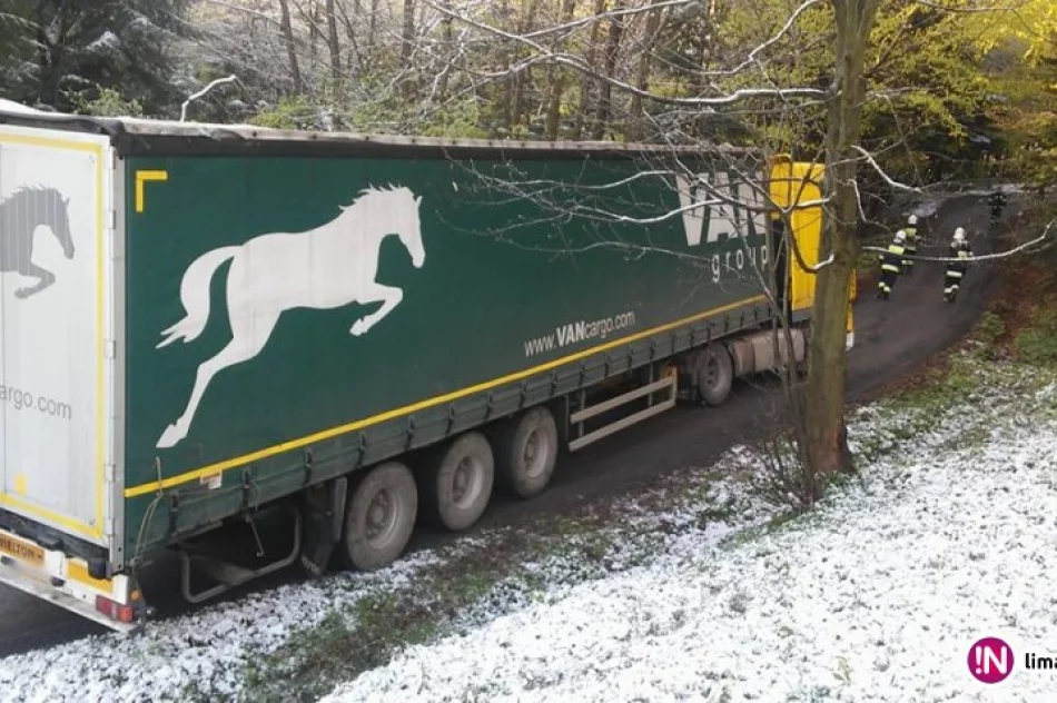 TIR utknął i zablokował drogę. Kierowcę do Łodzi drogami osiedlowymi prowadził GPS - zdjęcie 3