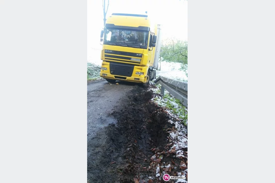TIR utknął i zablokował drogę. Kierowcę do Łodzi drogami osiedlowymi prowadził GPS - zdjęcie 4