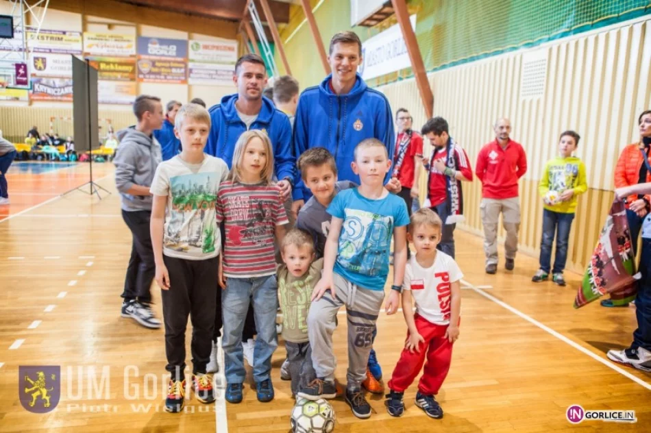 Zawodnicy 'Białej Gwiazdy' na spotkaniu z mieszkańcami - zdjęcie 4