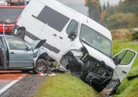 Zderzenie pojazdów na "krajówce", dwie osoby ranne - zdjęcie główne