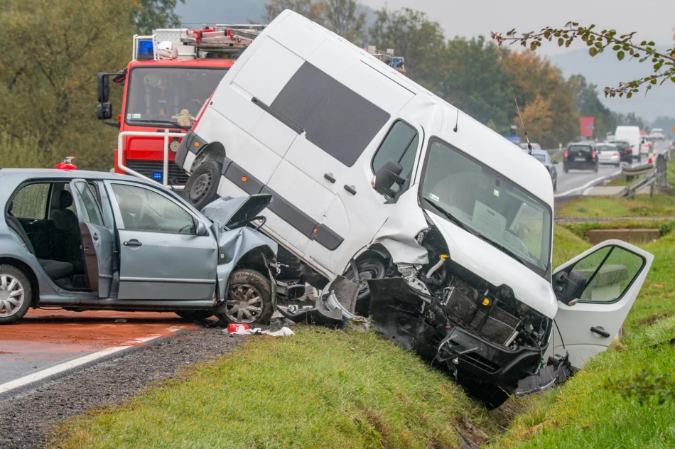 Zderzenie pojazdów na "krajówce", dwie osoby ranne - zdjęcie 2