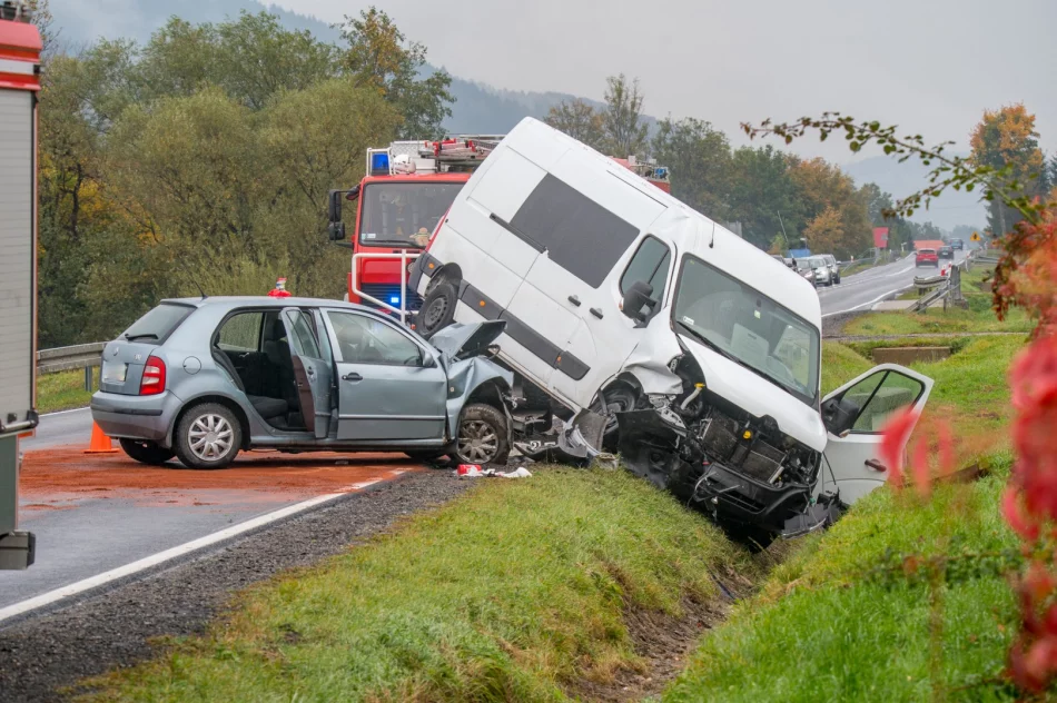 Zderzenie pojazdów na "krajówce", dwie osoby ranne - zdjęcie 3