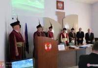 W kontuszach i czapkach z piórami na sesji - zdjęcie główne