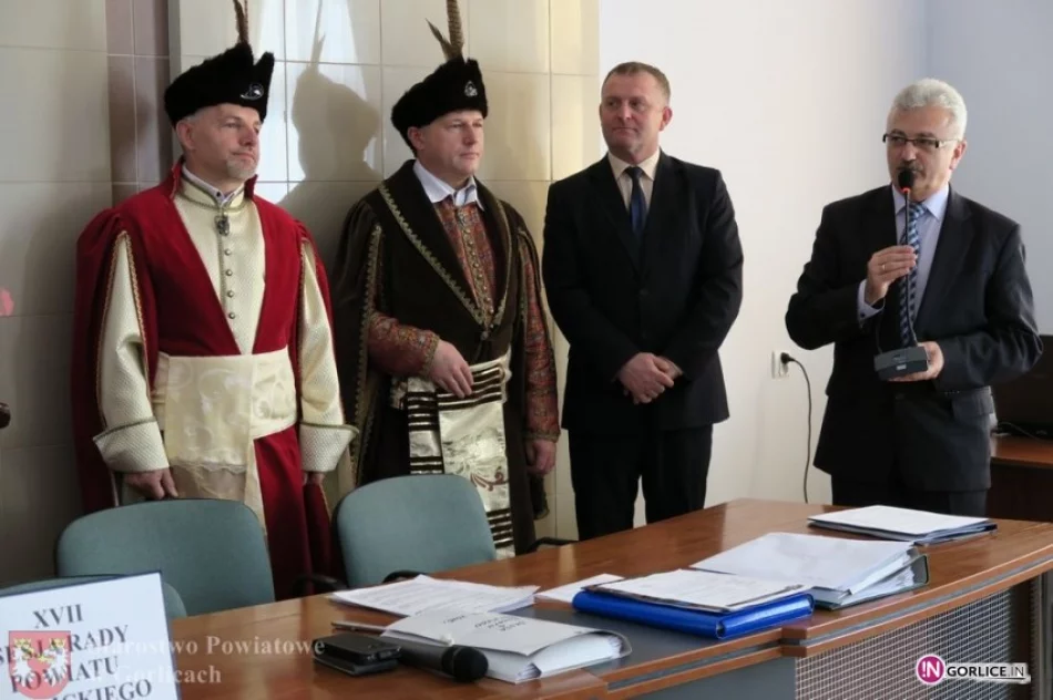 W kontuszach i czapkach z piórami na sesji - zdjęcie 2