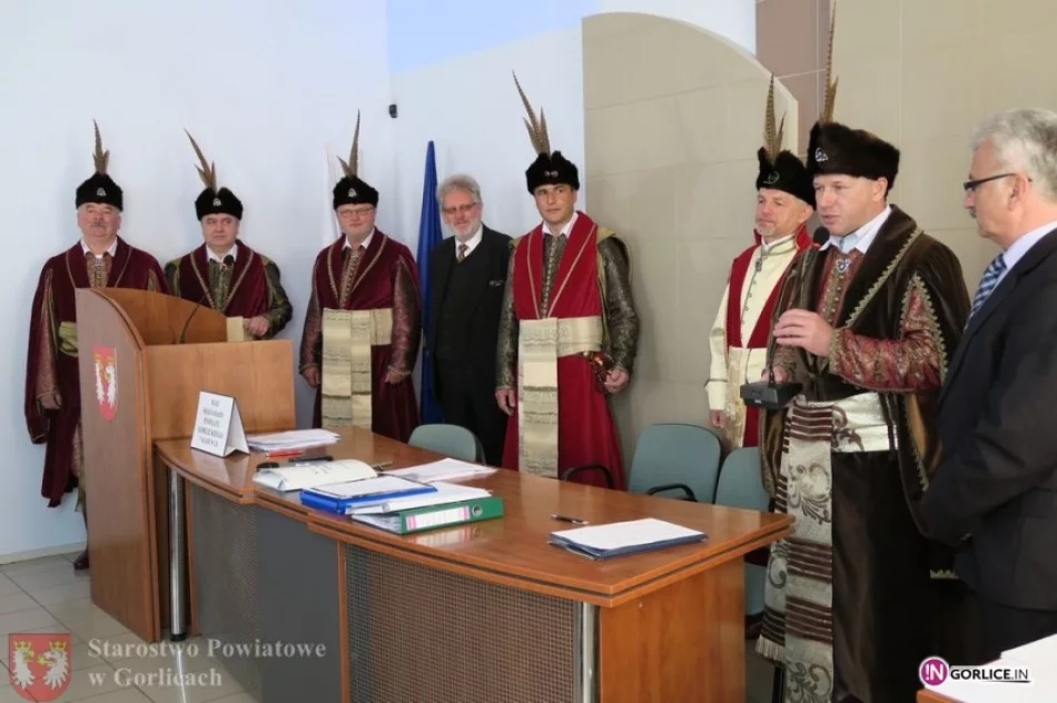 W kontuszach i czapkach z piórami na sesji - zdjęcie 3