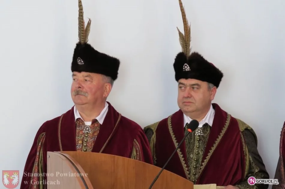 W kontuszach i czapkach z piórami na sesji - zdjęcie 4