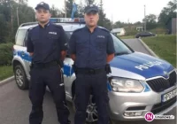 Ci policjanci pomogli dziecku. Zdarzenie nagrała kamera monitoringu (wideo) - zdjęcie główne