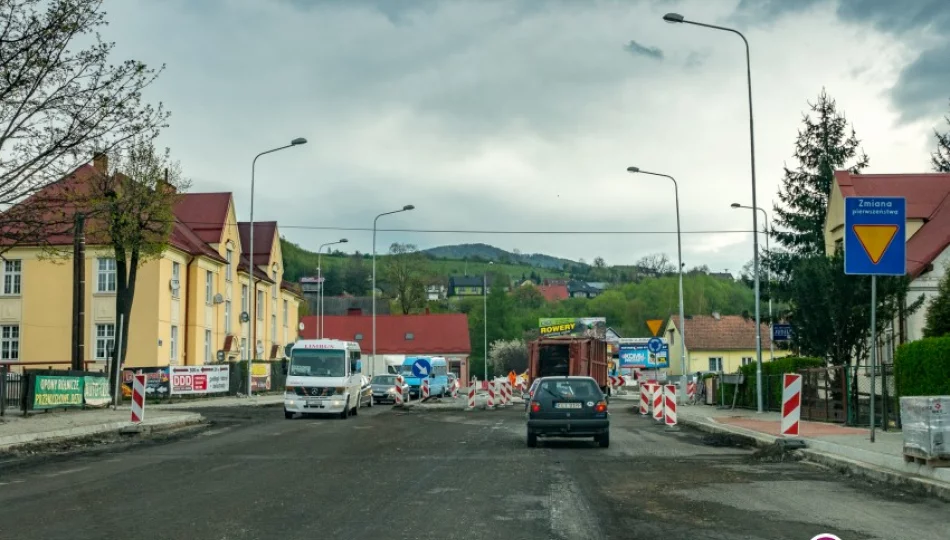 Rusza układanie nawierzchni - kierowcy muszą liczyć się z utrudnieniami - zdjęcie 1