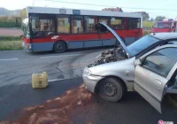 Czarny Potok: zderzenie samochodu osobowego i autobusu - zdjęcie główne