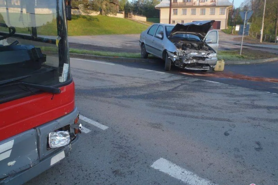 Czarny Potok: zderzenie samochodu osobowego i autobusu - zdjęcie 3