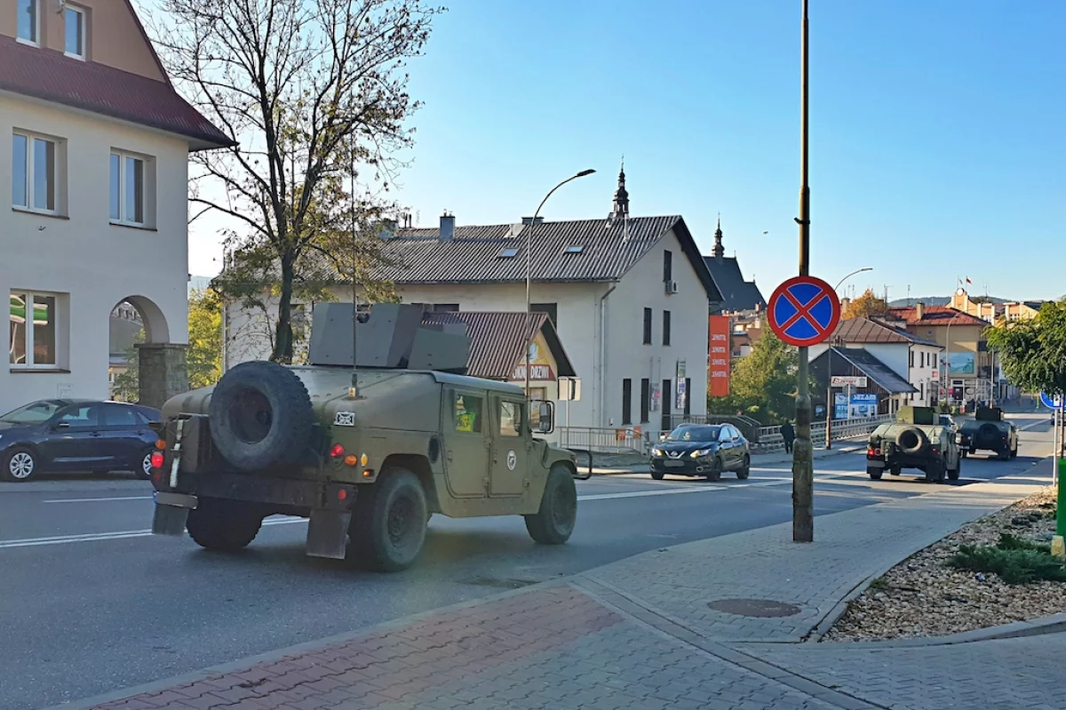 Wojskowe pojazdy na ulicach Limanowej