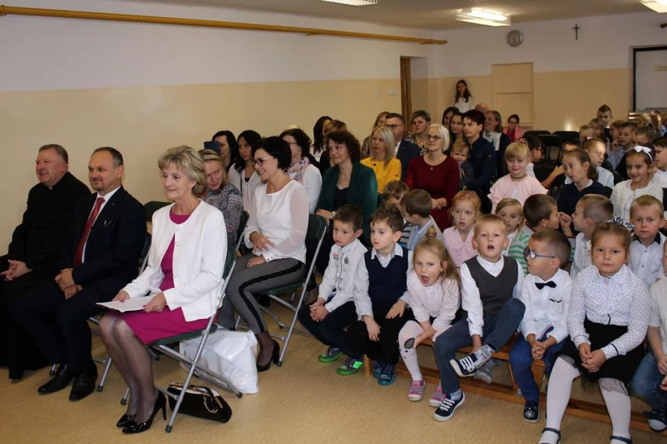 Pierwszoklasiści z SP Siekierczyna nr 2 są już pełnoprawnymi uczniami - zdjęcie 3