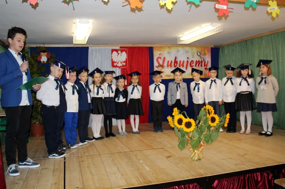Pierwszoklasiści z SP Siekierczyna nr 2 są już pełnoprawnymi uczniami - zdjęcie 4