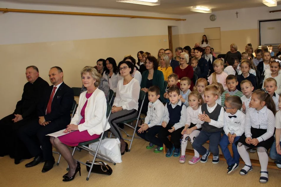 Pierwszoklasiści z SP Siekierczyna nr 2 są już pełnoprawnymi uczniami - zdjęcie 5