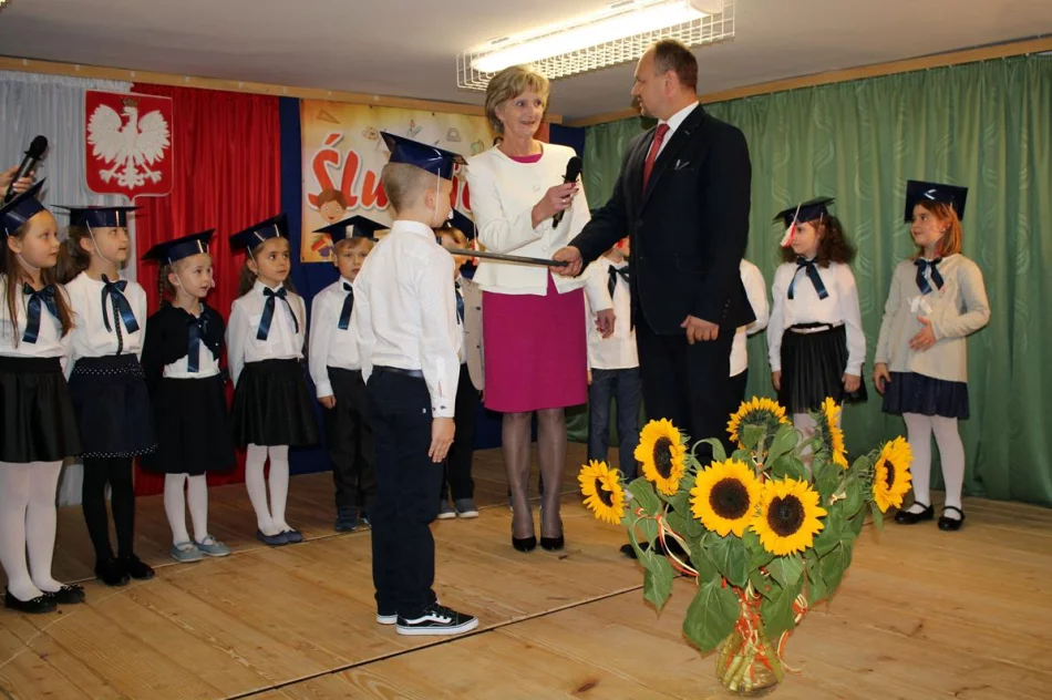 Pierwszoklasiści z SP Siekierczyna nr 2 są już pełnoprawnymi uczniami - zdjęcie 11