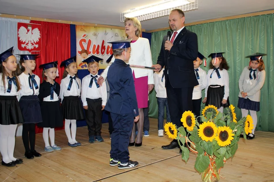 Pierwszoklasiści z SP Siekierczyna nr 2 są już pełnoprawnymi uczniami - zdjęcie 12