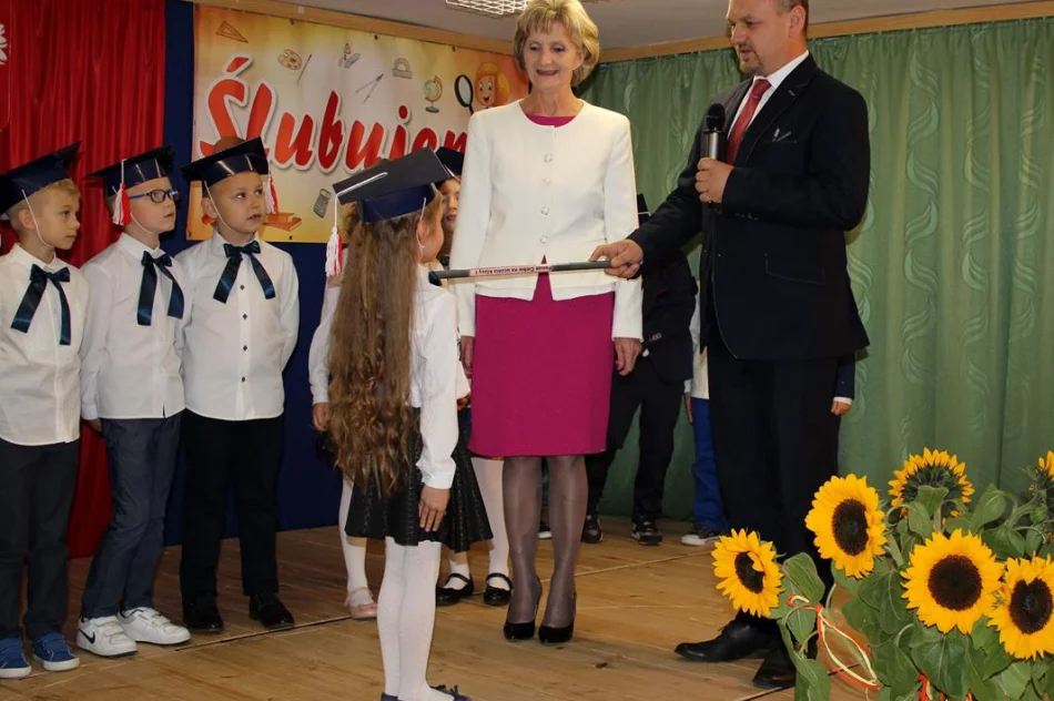 Pierwszoklasiści z SP Siekierczyna nr 2 są już pełnoprawnymi uczniami - zdjęcie 15