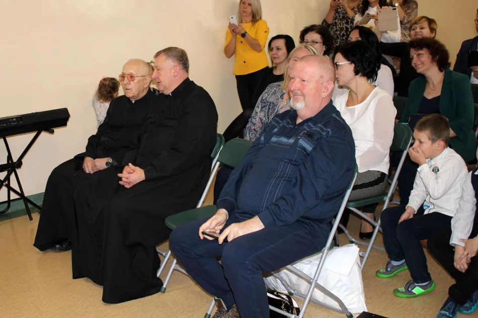 Pierwszoklasiści z SP Siekierczyna nr 2 są już pełnoprawnymi uczniami - zdjęcie 16