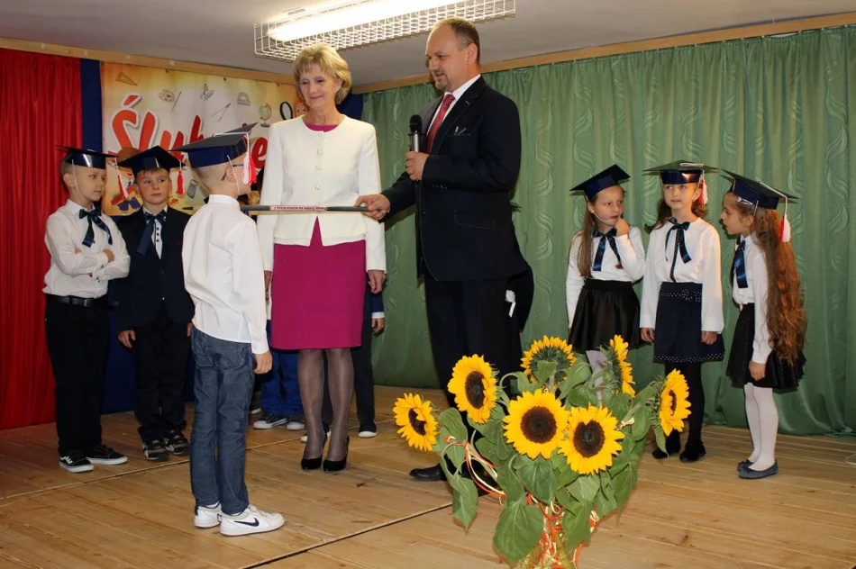 Pierwszoklasiści z SP Siekierczyna nr 2 są już pełnoprawnymi uczniami - zdjęcie 17