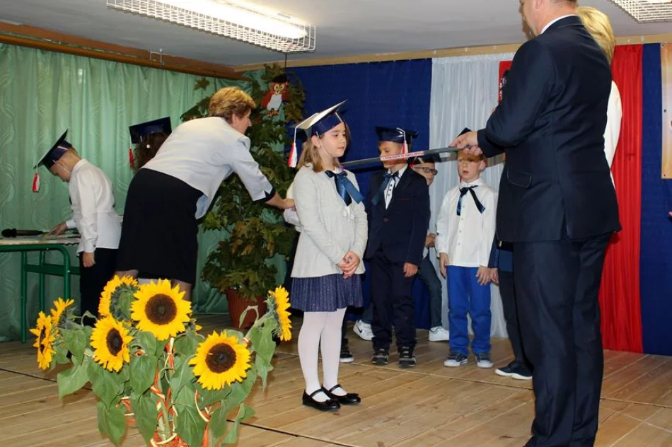 Pierwszoklasiści z SP Siekierczyna nr 2 są już pełnoprawnymi uczniami - zdjęcie 18