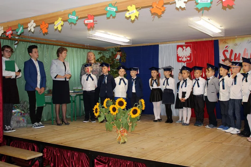Pierwszoklasiści z SP Siekierczyna nr 2 są już pełnoprawnymi uczniami - zdjęcie 20