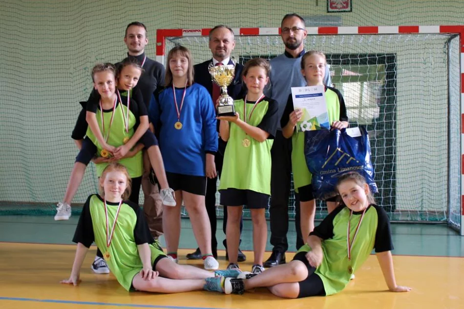 Pięć drużyn walczyło o tytuł Mistrza Gminy Limanowa w Mini Piłce Halowej Dziewcząt - zdjęcie 2