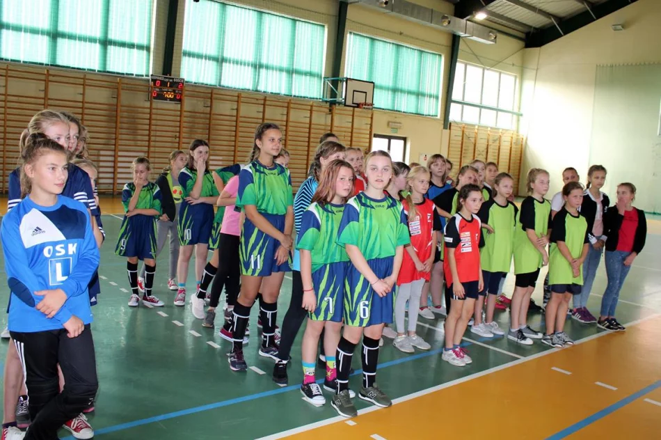 Pięć drużyn walczyło o tytuł Mistrza Gminy Limanowa w Mini Piłce Halowej Dziewcząt - zdjęcie 3