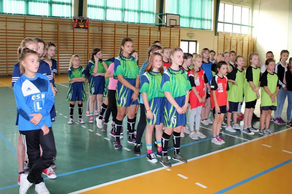 Pięć drużyn walczyło o tytuł Mistrza Gminy Limanowa w Mini Piłce Halowej Dziewcząt - zdjęcie 4