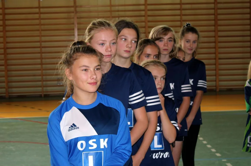 Pięć drużyn walczyło o tytuł Mistrza Gminy Limanowa w Mini Piłce Halowej Dziewcząt - zdjęcie 5