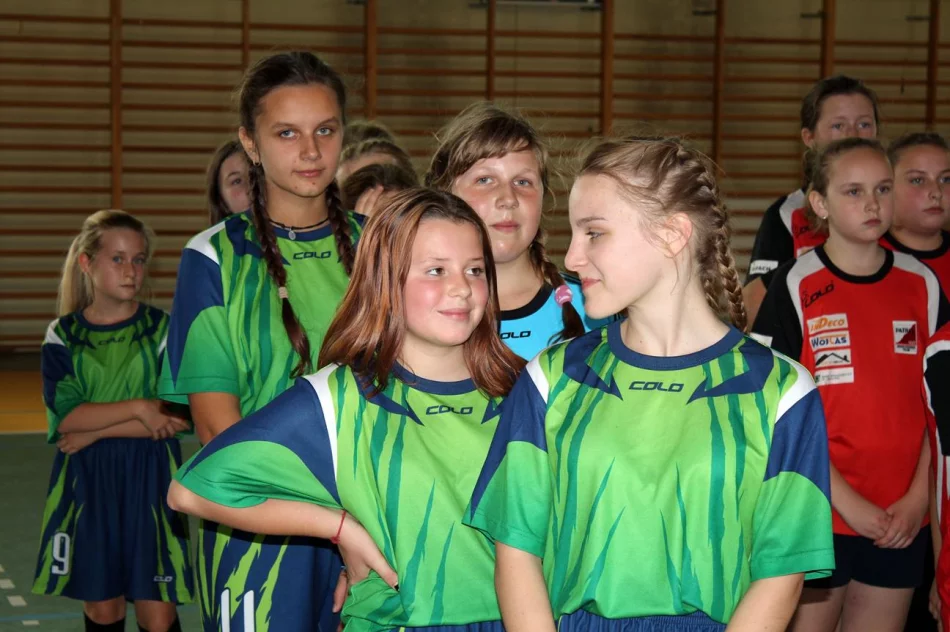 Pięć drużyn walczyło o tytuł Mistrza Gminy Limanowa w Mini Piłce Halowej Dziewcząt - zdjęcie 6