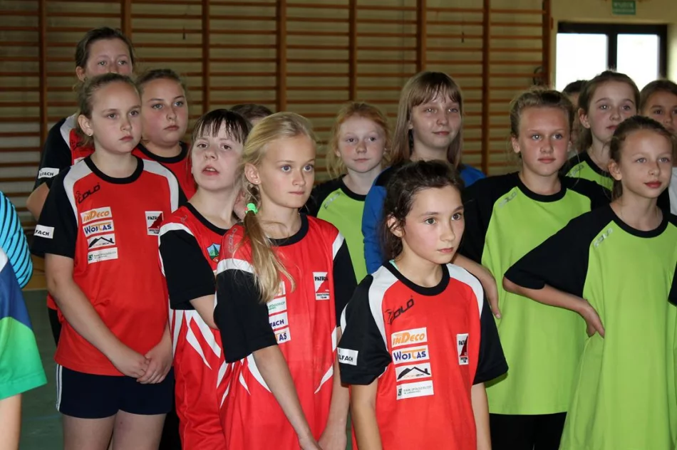 Pięć drużyn walczyło o tytuł Mistrza Gminy Limanowa w Mini Piłce Halowej Dziewcząt - zdjęcie 7