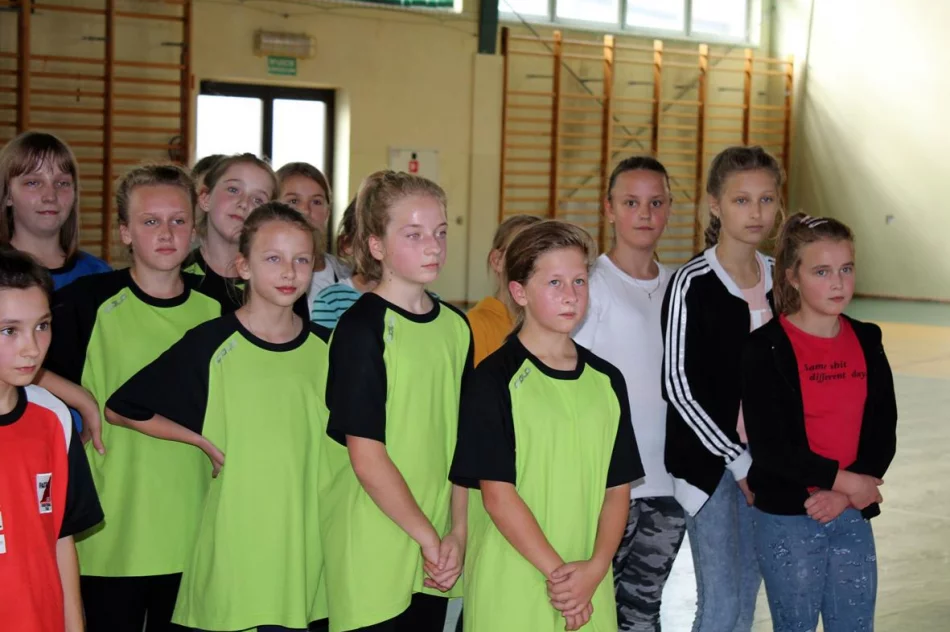 Pięć drużyn walczyło o tytuł Mistrza Gminy Limanowa w Mini Piłce Halowej Dziewcząt - zdjęcie 8