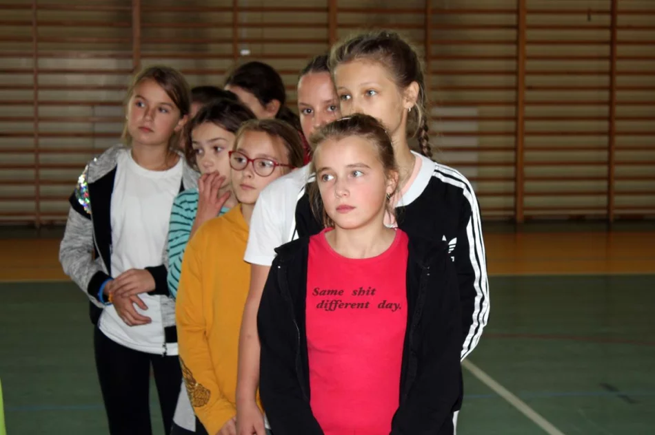 Pięć drużyn walczyło o tytuł Mistrza Gminy Limanowa w Mini Piłce Halowej Dziewcząt - zdjęcie 9