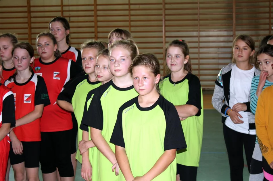 Pięć drużyn walczyło o tytuł Mistrza Gminy Limanowa w Mini Piłce Halowej Dziewcząt - zdjęcie 10